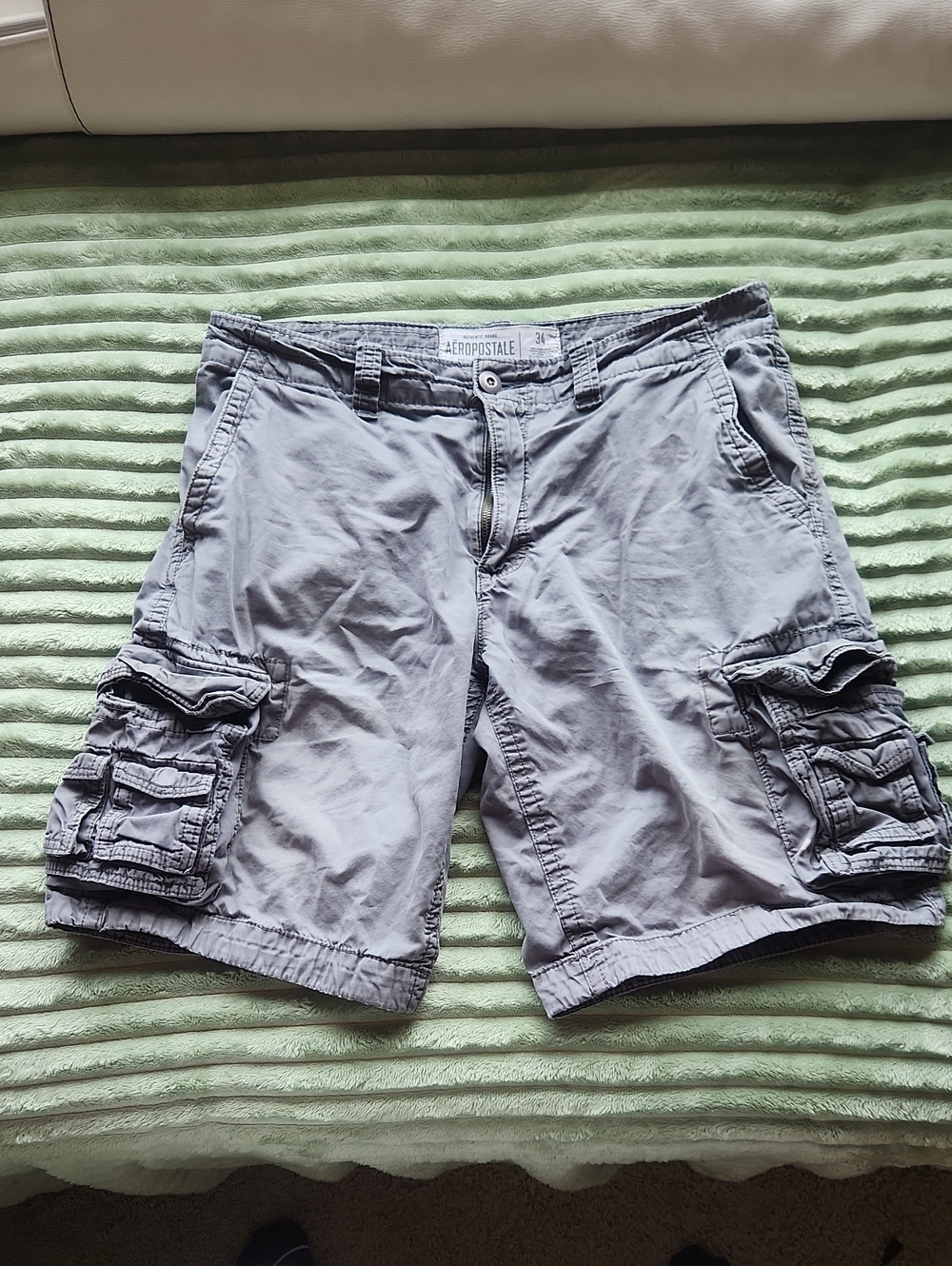 Vintage Y2K Aeropostale Men’s Gray Cargo Shorts with Multiple Pockets